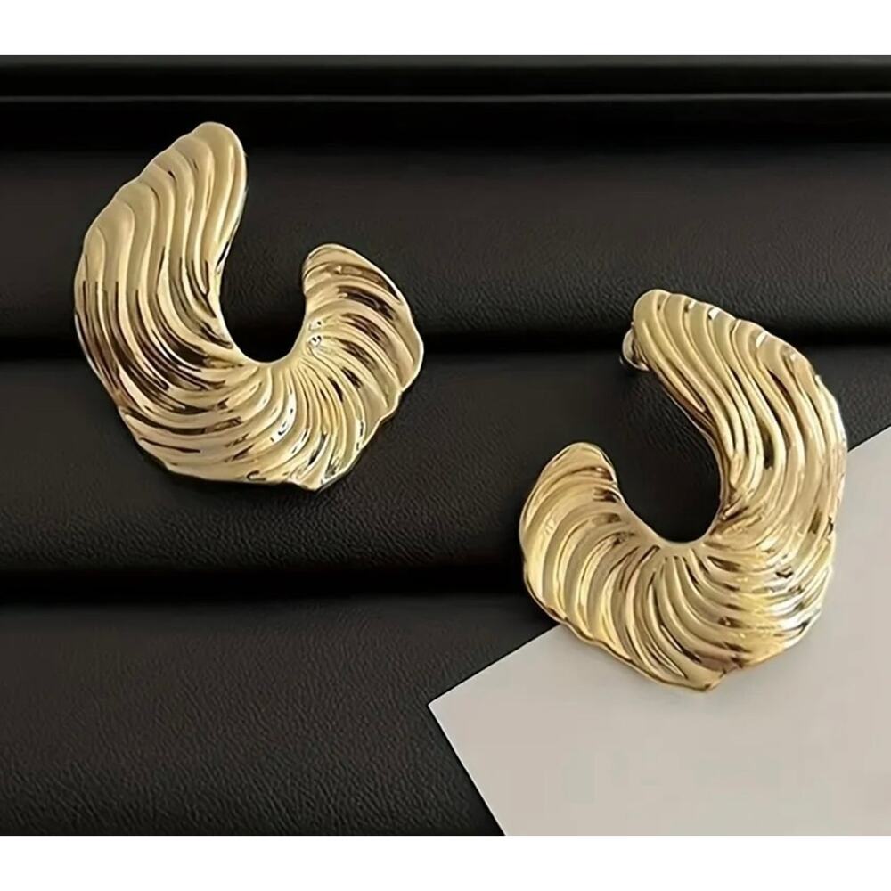 Gold Wavey Earrings